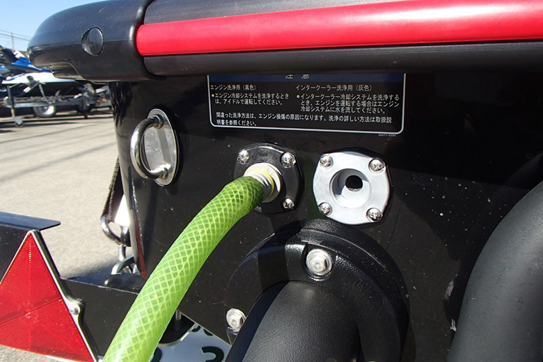 接続コネクターを取り付けた水道ホースを接続します。