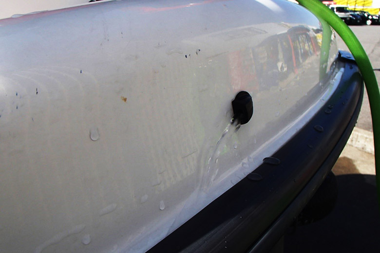 周囲の安全を確認し、エンジンを始動します。