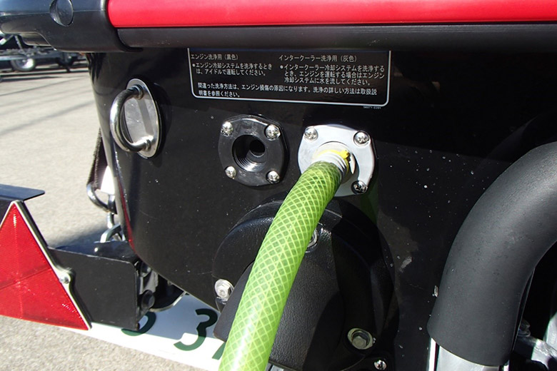 エンジンを止め、ホースを外した後に元通りにキャップを取り付けてしっかりと閉め、フラッシング終了です。